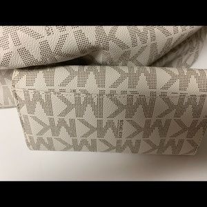 MICHAEL Michael Kors Fulton Flap Continental vanilla in color